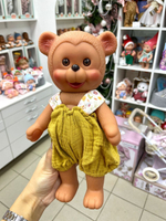 Мишка в жёлтом Nines d'Onil, 28 см. Упаковка фирменный рюкзачок