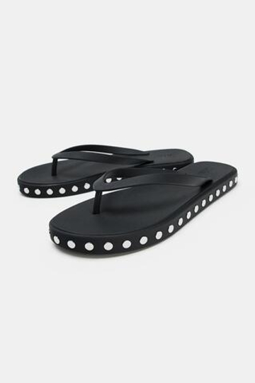ZARA САНДАЛИИ НА ПЛОСКОЙ ПОДОШВЕ С ЗАКЛЕПКАМИ, ЧЕРНЫЙ