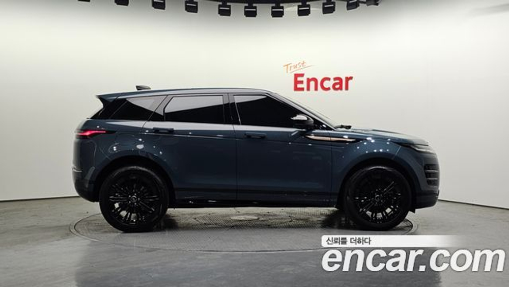 Land Rover Range Rover Evoque P250 Dynamic SE — 2025
