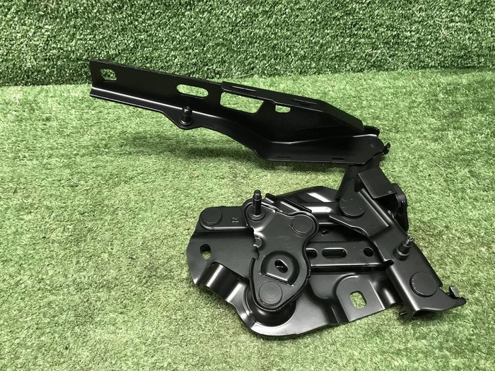 Петля капота правая Porsche Panamera 2 971 (16-24)