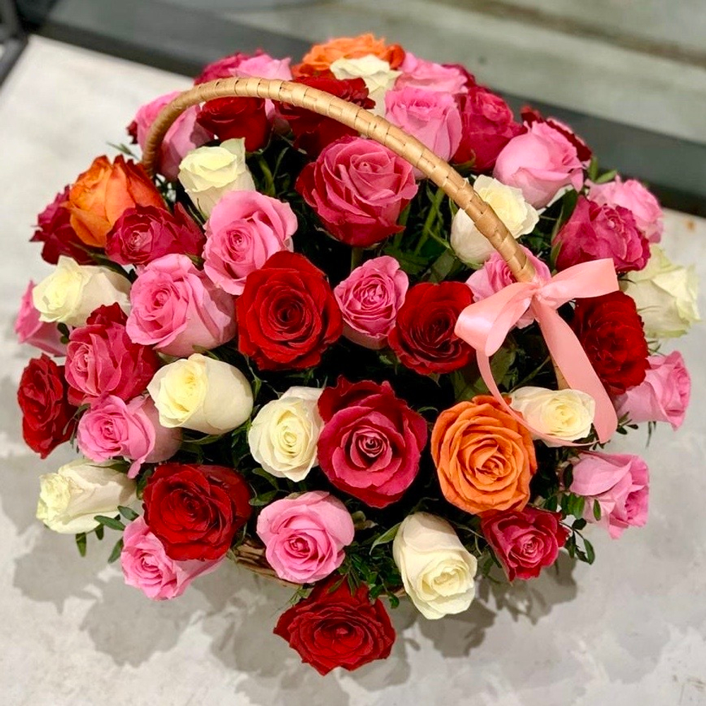 Корзина из 51 розы микс