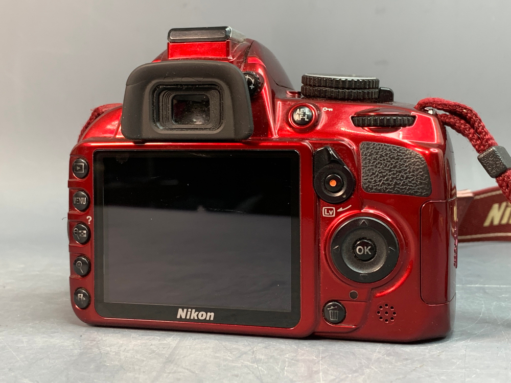Nikon D3100 kit 18-55mm 9.650 кадров