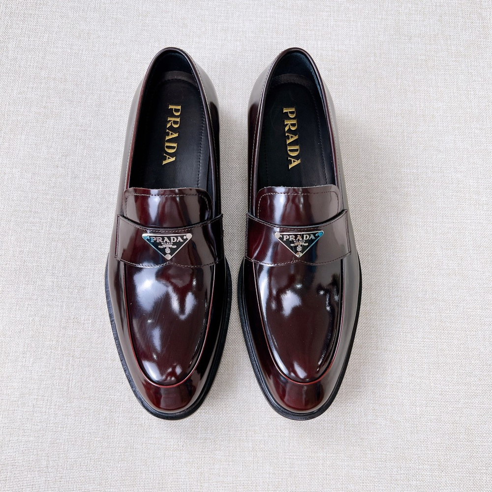 Мужские кожаные лоферы Prada с треугольным логотипом — бордовые — фото 2
