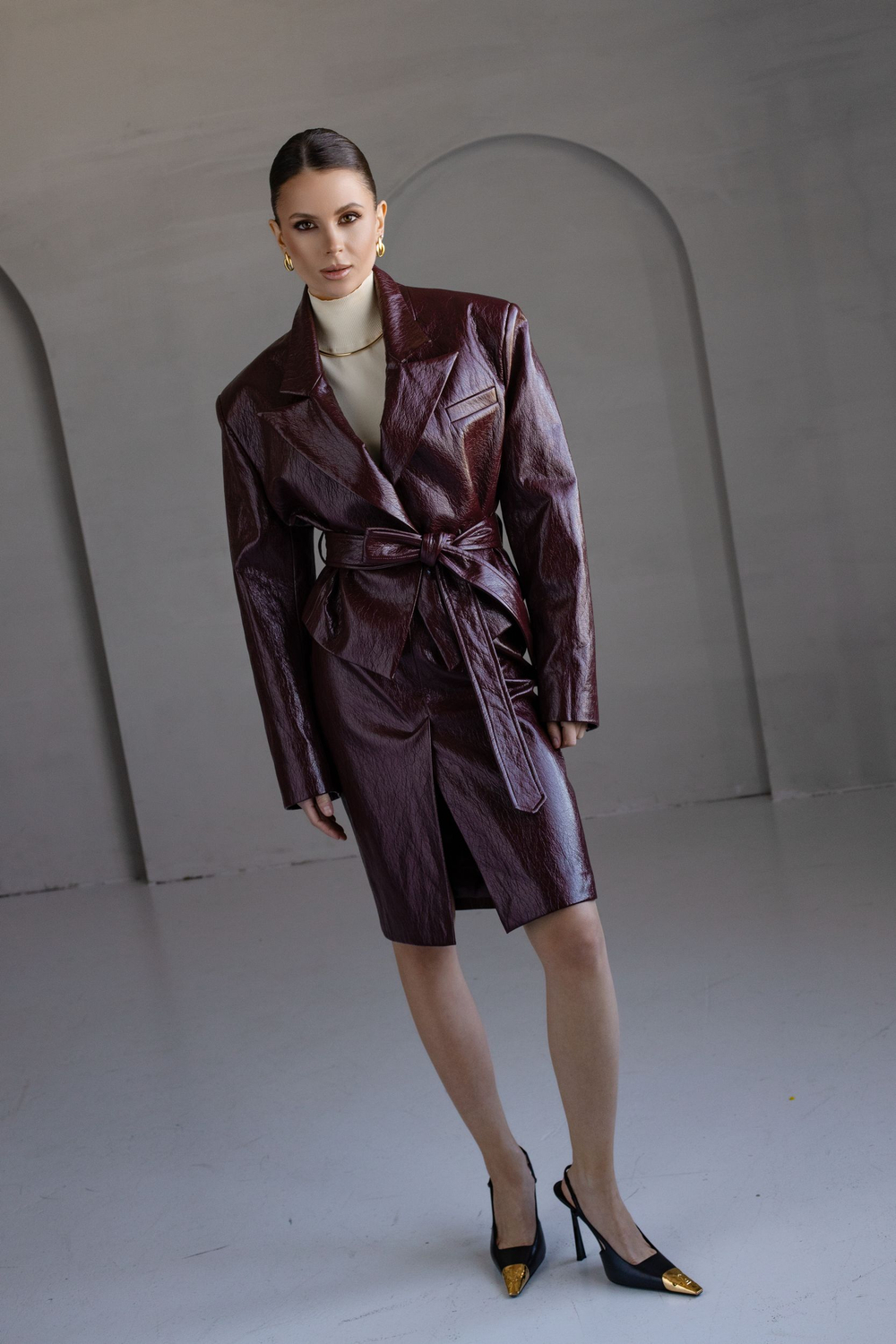 Жакет из экокожи укороченный с поясом бордовый