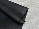 Черная кожа Buffalo Wax Nero в руках