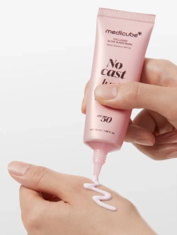 Увлажняющий солнцезащитный крем с коллагеном Medicube No Cast Just Glow Collagen Glow Sunscreen 50мл