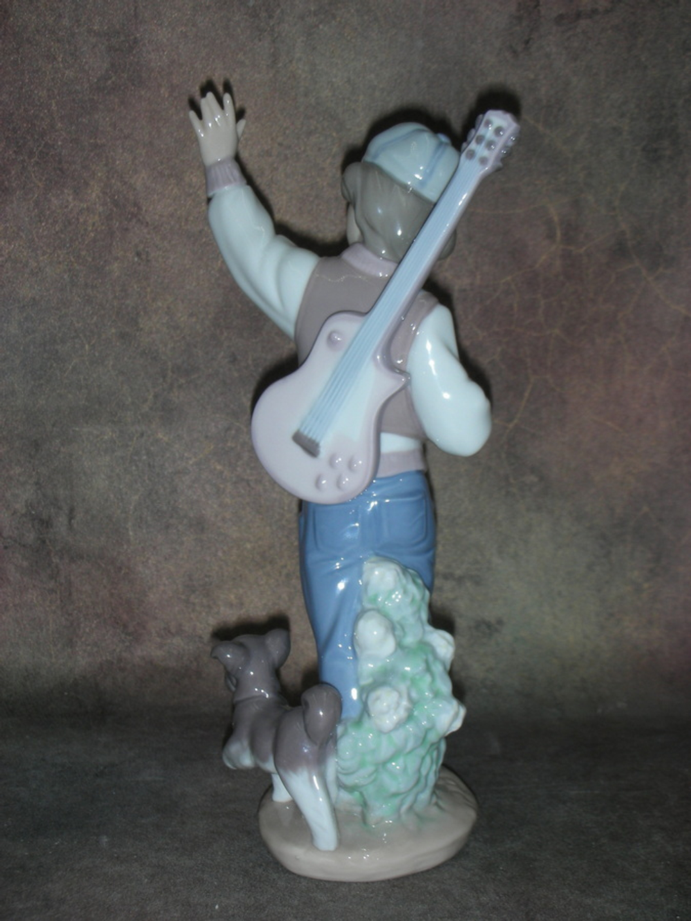 Статуэтка. Фарфор. Мальчик с гитарой и щенком. Lladro. Испания