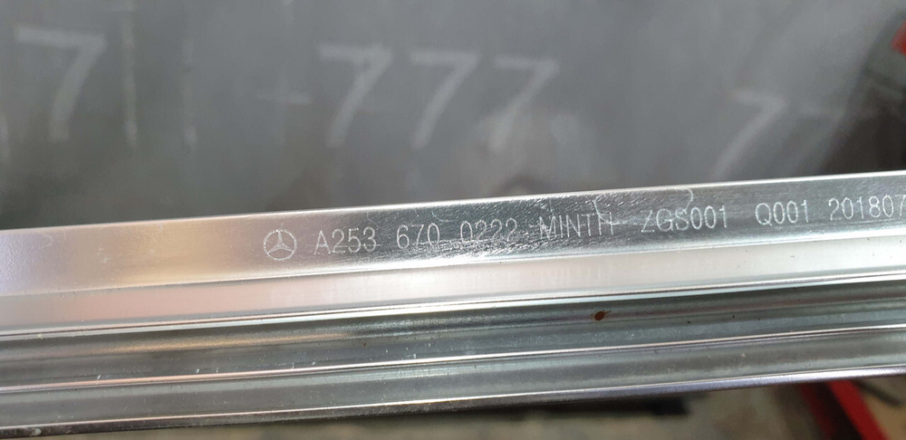 Накладка стекла заднего правого Mercedes GLC (X253) 15-нв Б/У Оригинал A2536700222