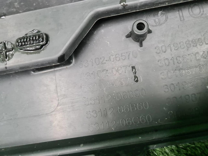 Решетка переднего бампера Toyota Camry xv70 20-нв