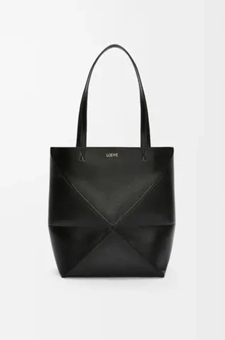 Loewe Средняя складная сумка-тоут Puzzle Fold из блестящей телячьей кожи, черный