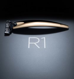 Подарочный набор Bolin Webb R1, бритва R1 золотая, подставка R1 черная (BW GIFTBOX STAND R1 GOLD)