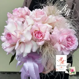 Французские розовые розы в коробке