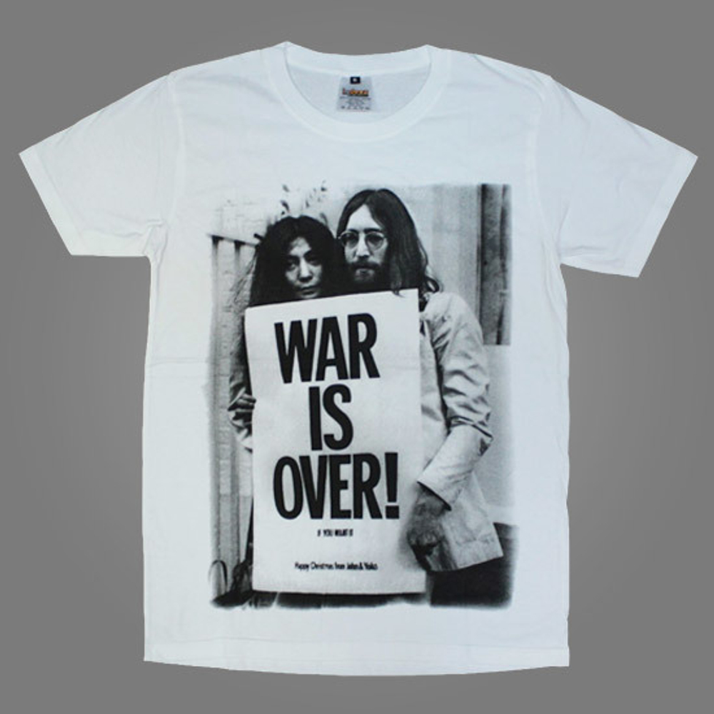 Футболка John Lennon с Йоко Оно в руках плакат с надписью "war is over!"