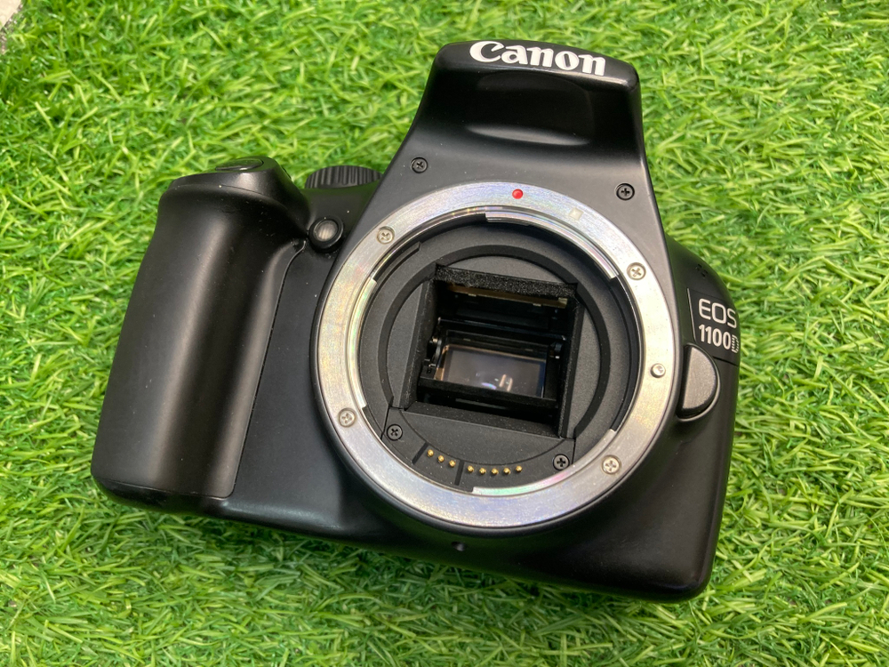 Canon 1100D kit 18-55mm 3.5-5.6 IS II 11000 кадров