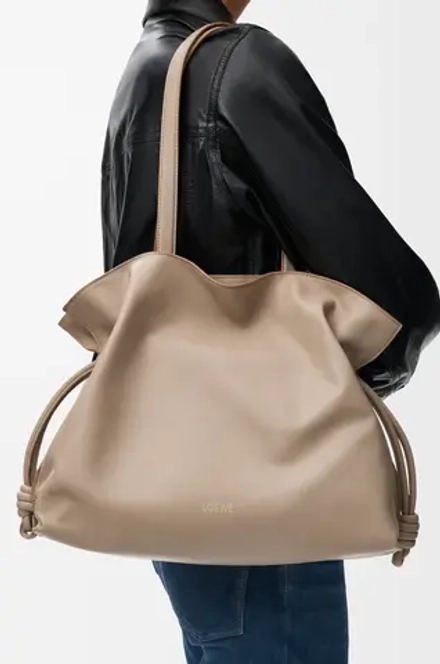 Loewe Большая сумка-клатч Flamenco из телячьей кожи наппа, песочный