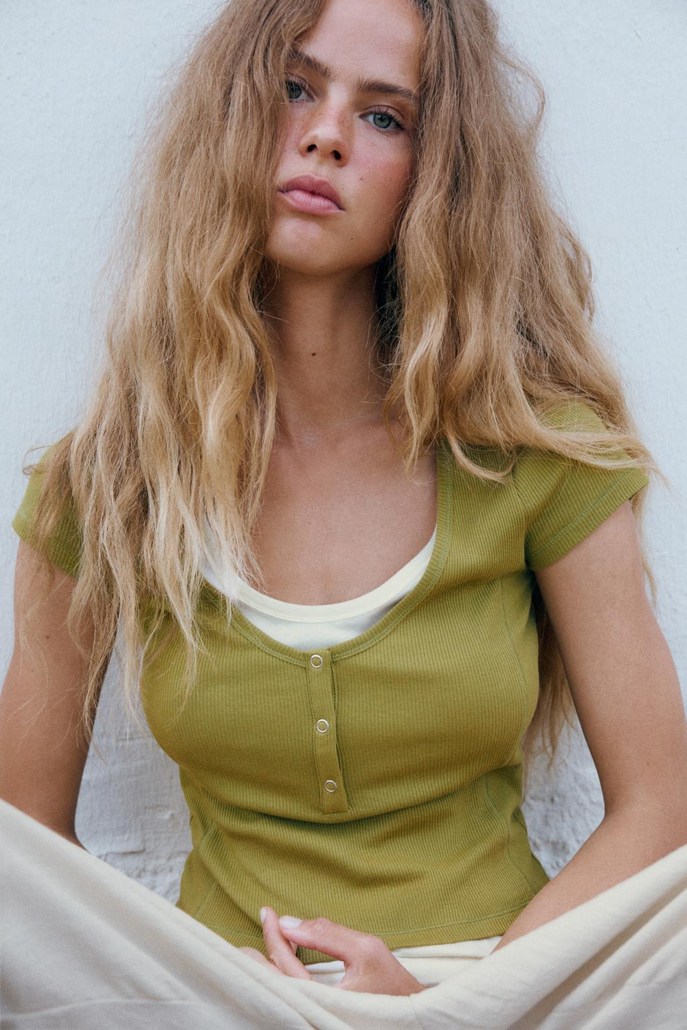 ZARA ФУТБОЛКА С ЭФФЕКТОМ МНОГОСЛОЙНОСТИ, СВЕТЛЫЙ ХАКИ