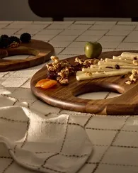 Сервировочная доска Klot среднего размера из акации