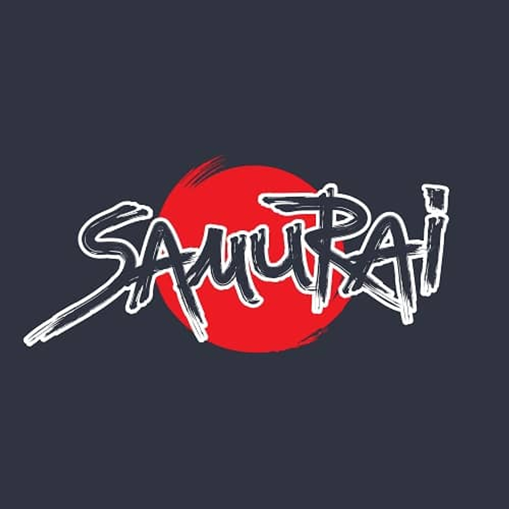 Крупный план каллиграфии Samurai на темно-синей ткани, мазки кистью