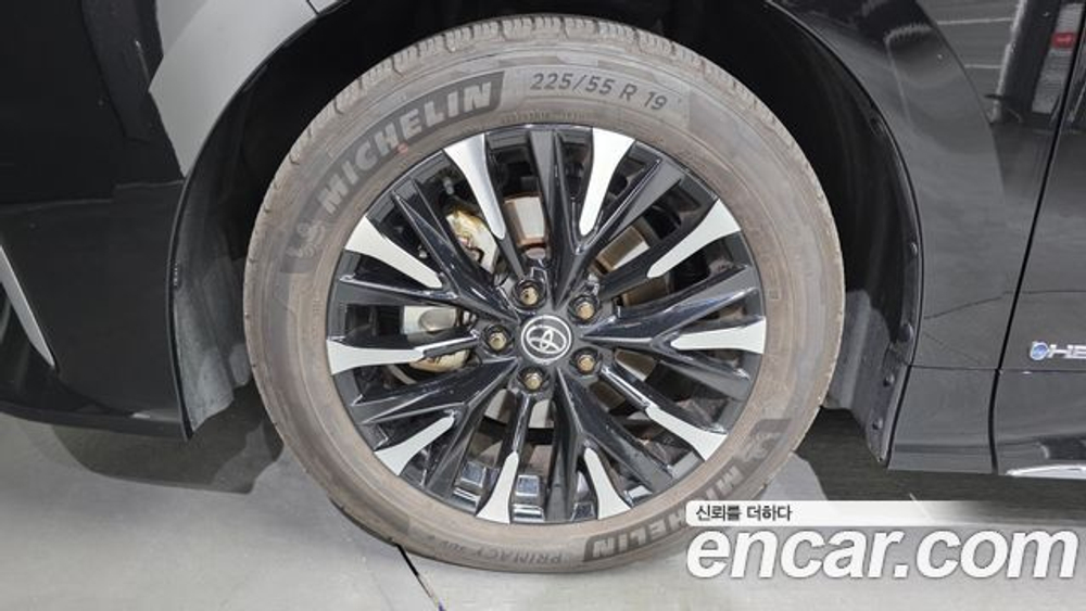 Toyota Alphard 2.5 HEV Executive AWD — 2025