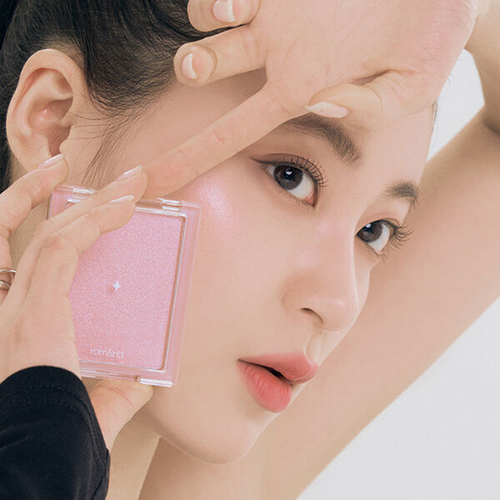 Деликатный хайлайтер с естественным финишем Rom&nd See-Through Veillighter #02 Moon Kissed Veil, 5.5г