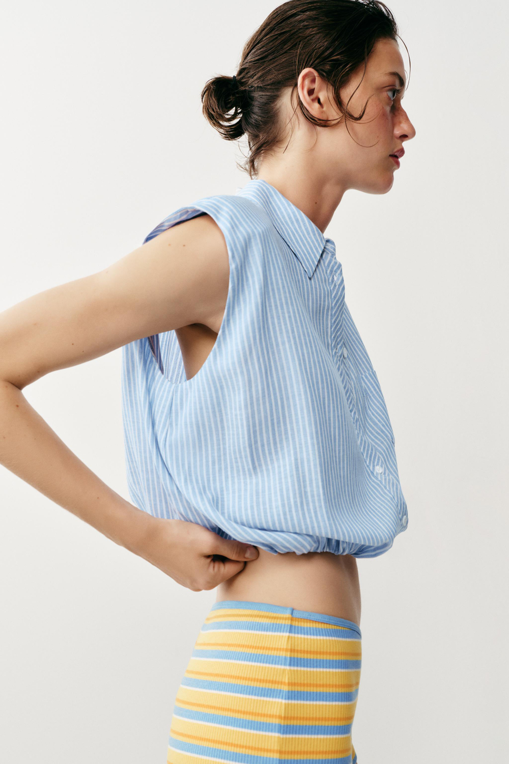 УКОРОЧЕННАЯ РУБАШКА В ПОЛОСКУ С ПОГОНАМИ — ZARA
