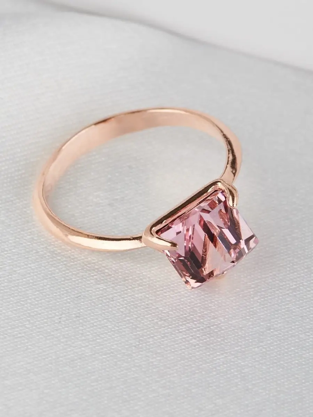 Кольцо Миражи тонкое с розовым кристаллом-кубиком Swarovski