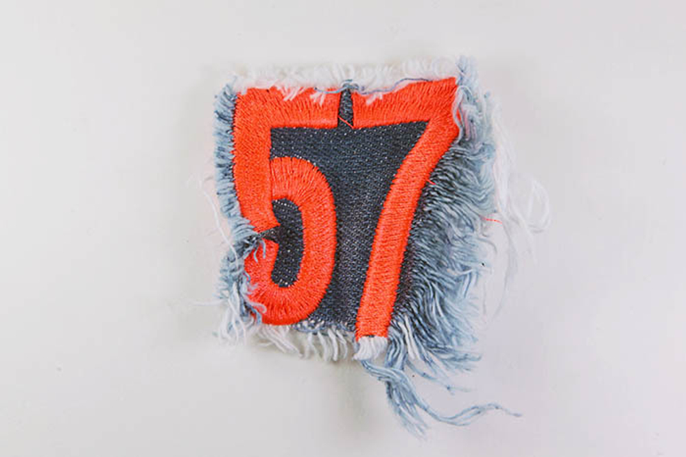 Нашивка "57" на джинсе (381)