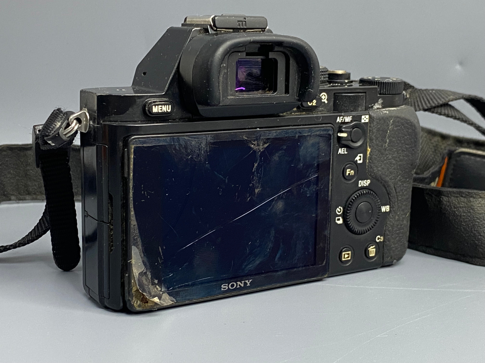 Sony A7 — нерабочий экран, плесень