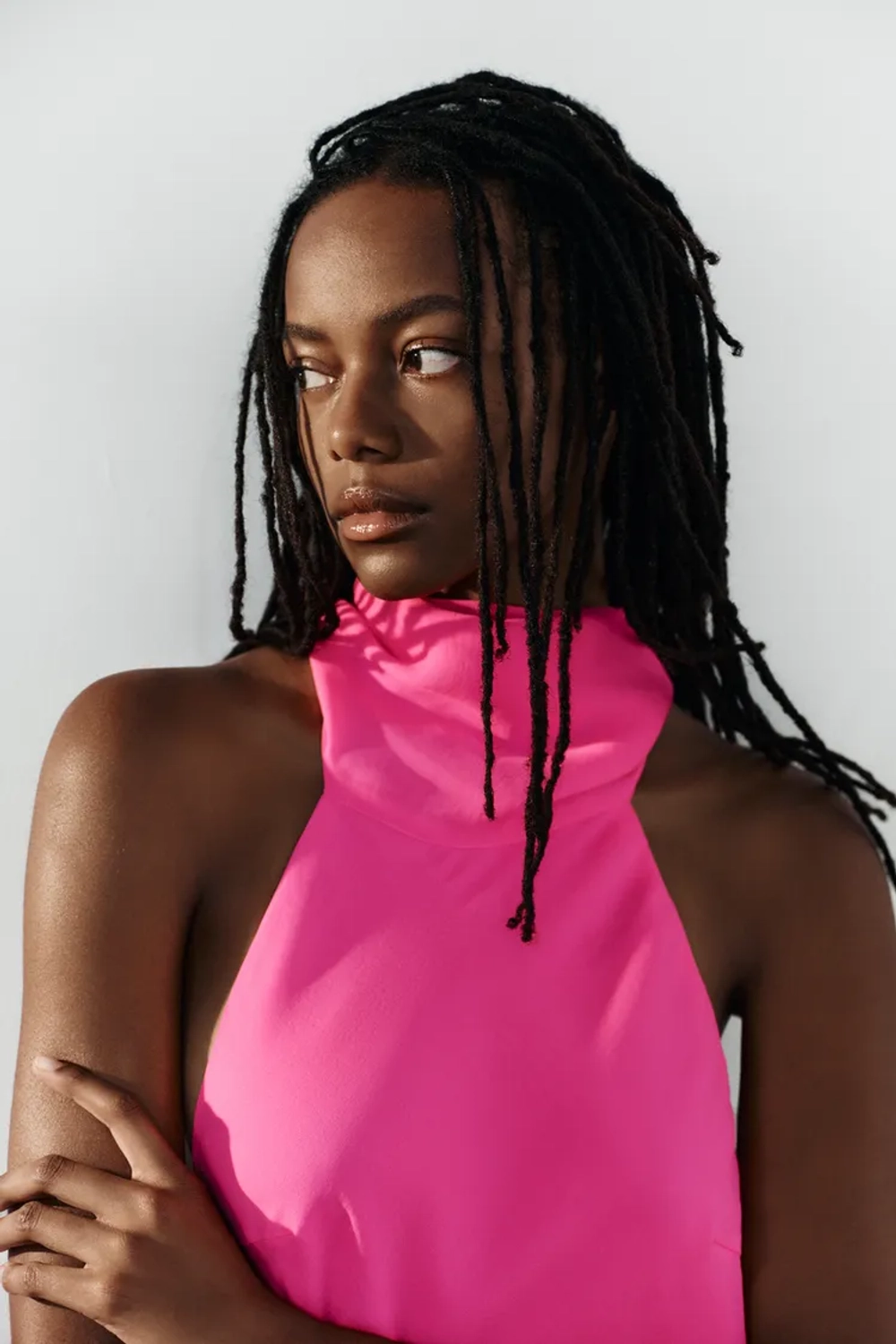 ZARA ДЛИННОЕ ПЛАТЬЕ-ХАЛТЕР С ЗАВЯЗКАМИ, НЕОНОВЫЙ РОЗОВЫЙ