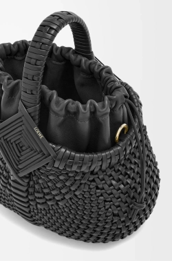 Loewe Миниатюрная круглая плетеная сумка Diamond из телячьей кожи, черный
