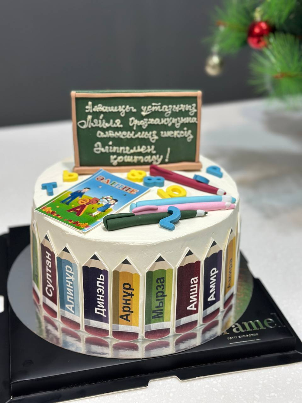 Торт на праздник, праздничный торт, торт на школьный выпускной