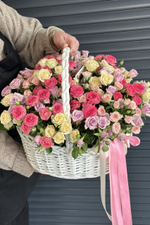 Корзина с кустовыми розами микс