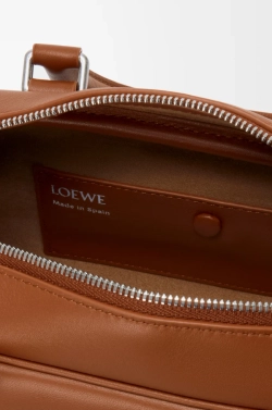 Loewe Укороченная сумка Amazona 23 из блестящей телячьей кожи, светло-коричневый