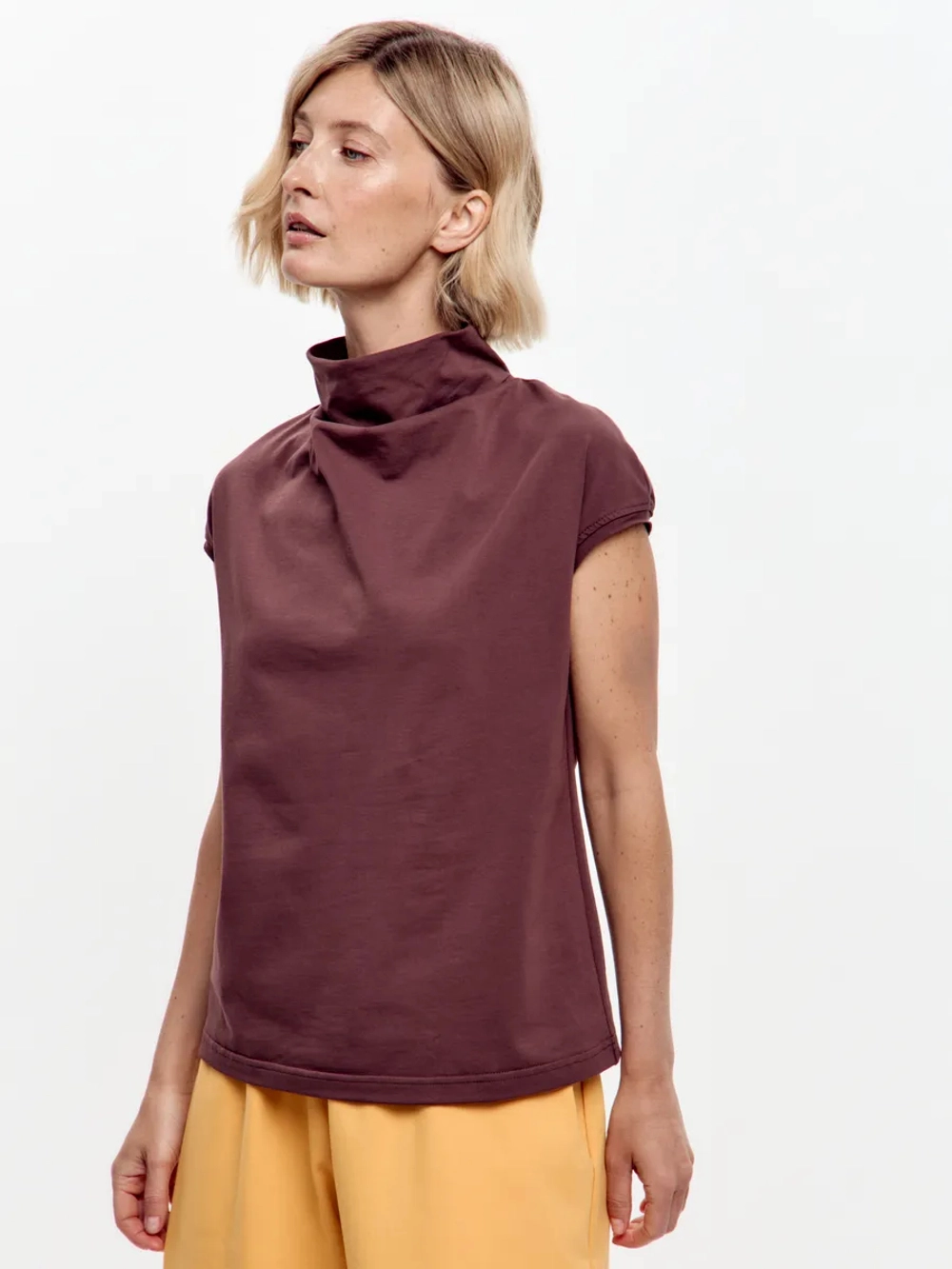 Футболка с цельнокроеным воротником