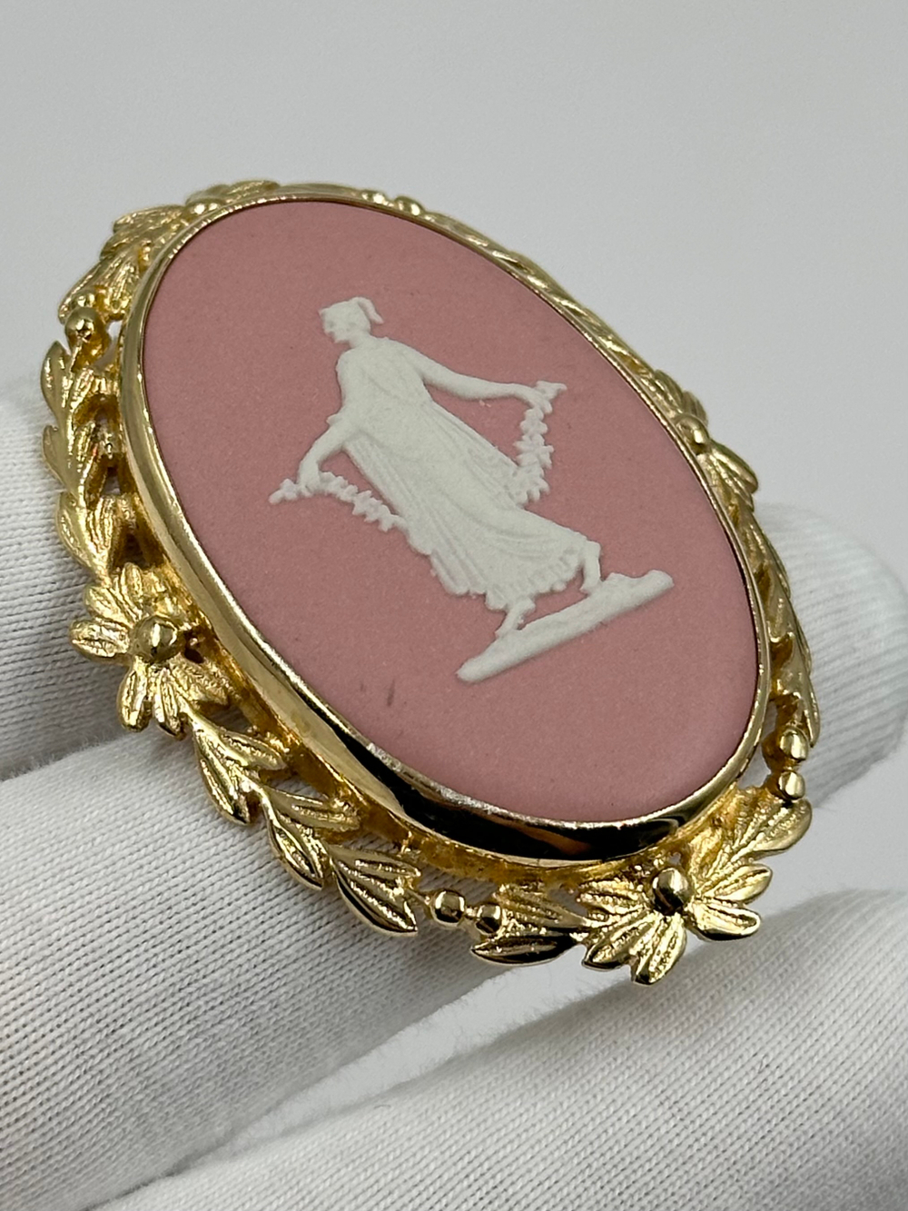 Брошь Wedgwood розовая