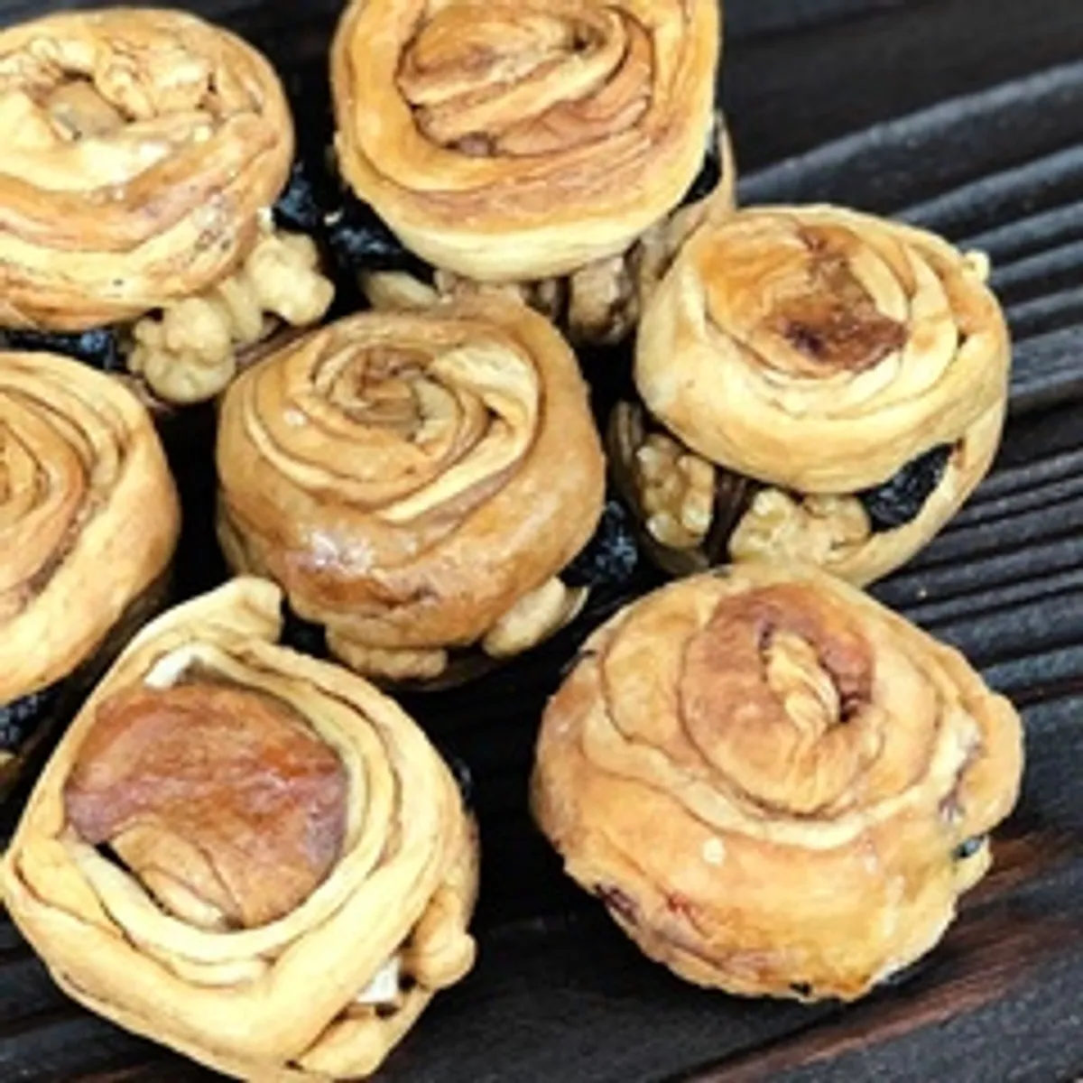 Дыня с изюмом и грецким орехом в рулетах / 250 гр