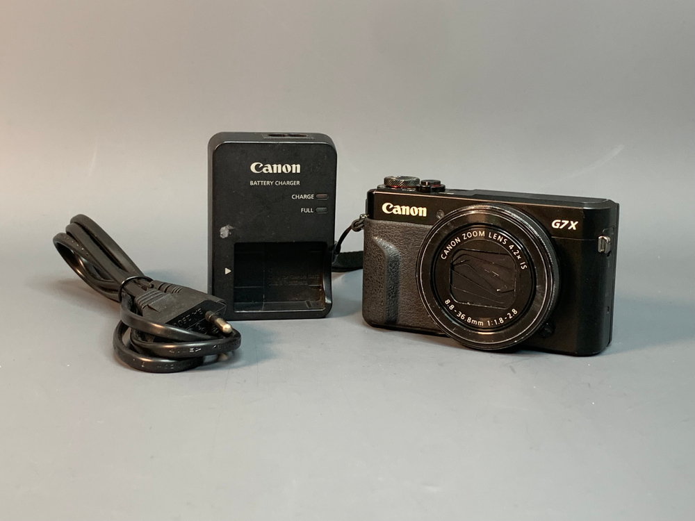 Canon PowerShot G7X Mark II немного пыли внутри объектива