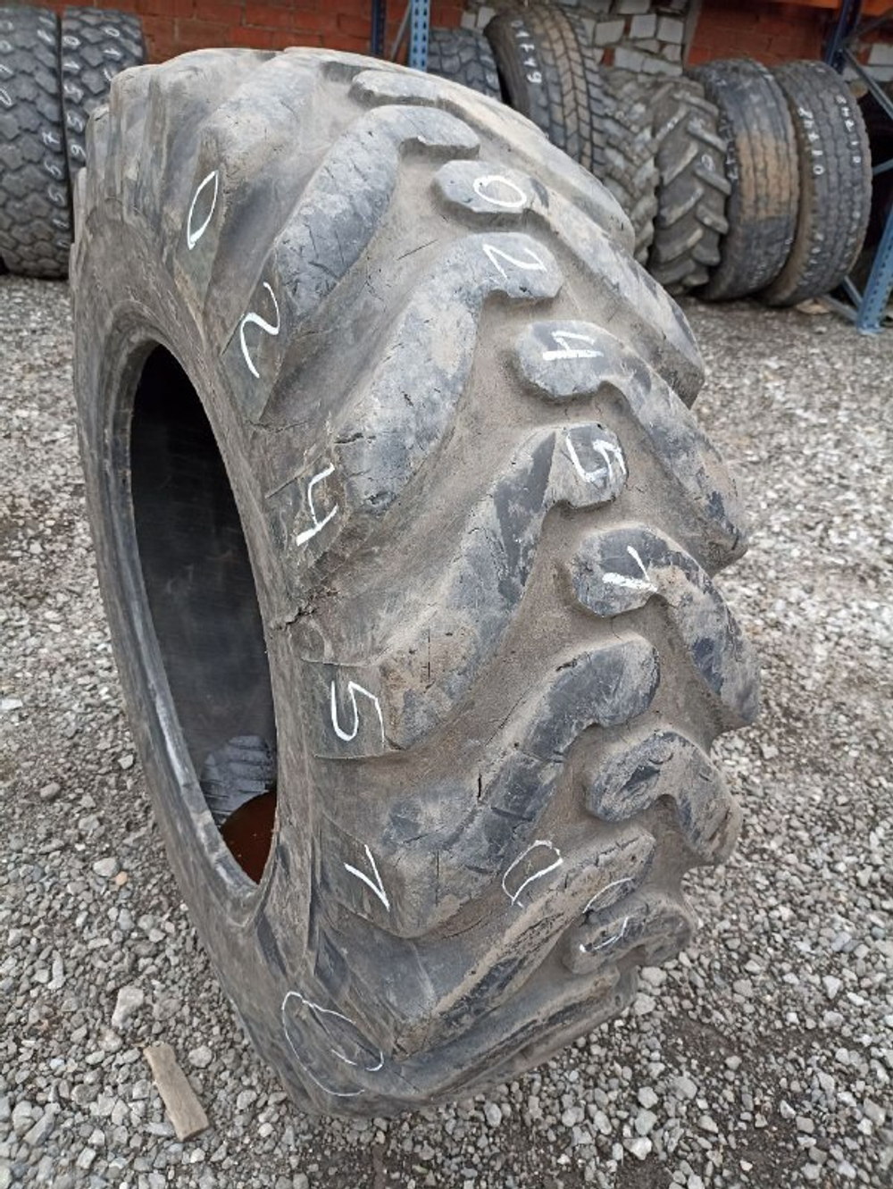16.9-28 Lassa Eath Gripper шина б/у