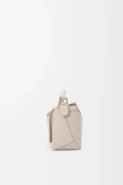 Loewe Маленькая сумка Puzzle Edge из мягкой зернистой телячьей кожи, экрю