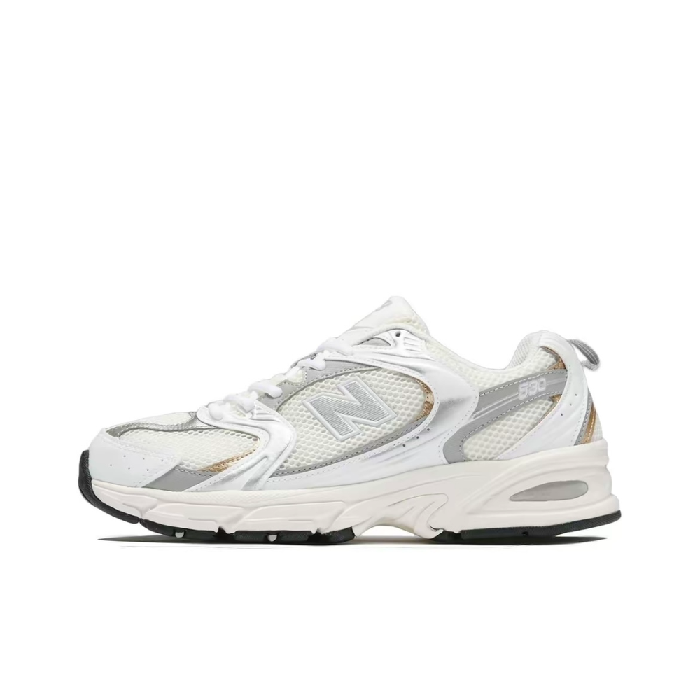 alt="New Balance 530 White Stoneware Linen MR530RD бежево-белые ретро-кроссовки вид сбоку на белом фоне"