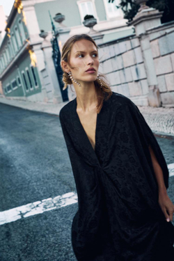ZARA ДЛИННОЕ ПЛАТЬЕ С ЦВЕТОЧНЫМ ЖАККАРДОВЫМ УЗОРОМ, ЧЕРНЫЙ