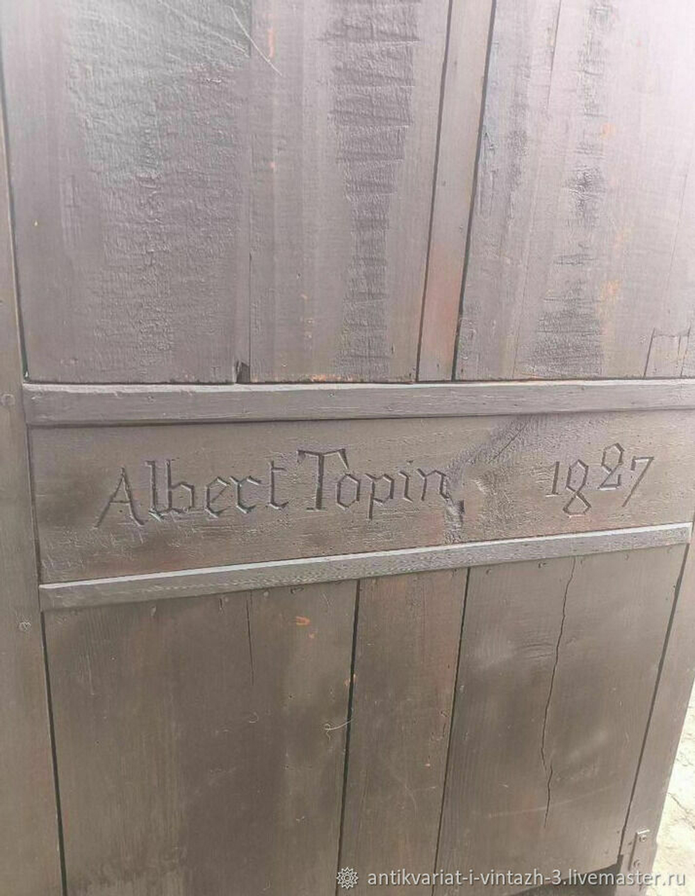 Антикварный трон в готическом стиле