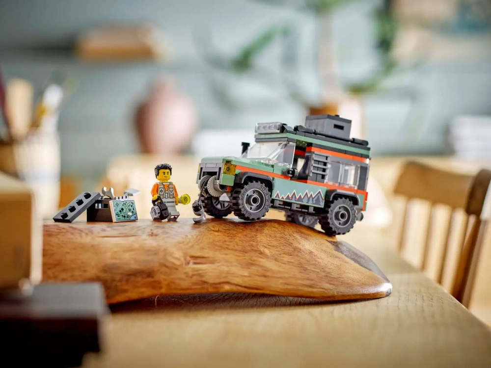 Конструктор LEGO City 60447 Горный грузовик для бездорожья 4x4