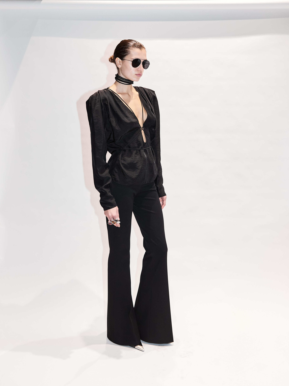 Блузка с глубоким декольте