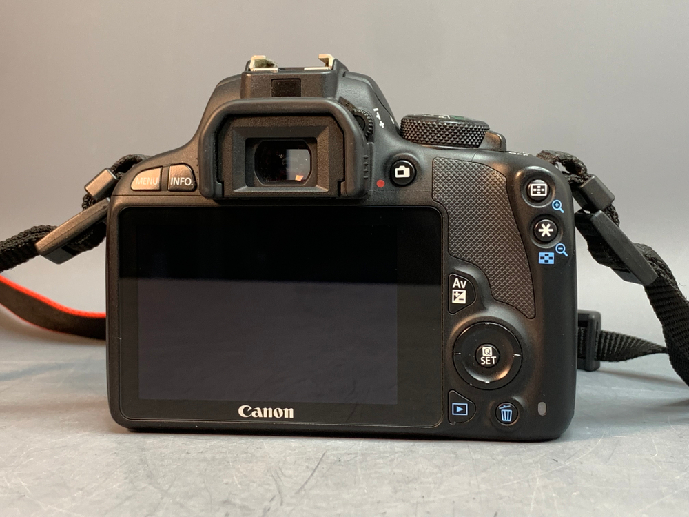 Canon EOS 100D Kit 18-55mm 3.5-5.6 III 7.700 кадров