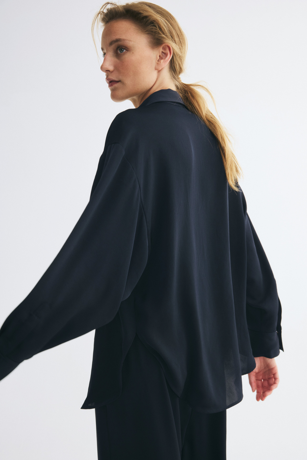 Рубашка оверсайз из атласного габардина - H&M