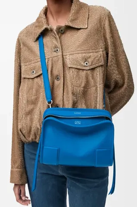 Loewe Маленькая сумка Amazona 180 из мягкой телячьей кожи, ярко-синий