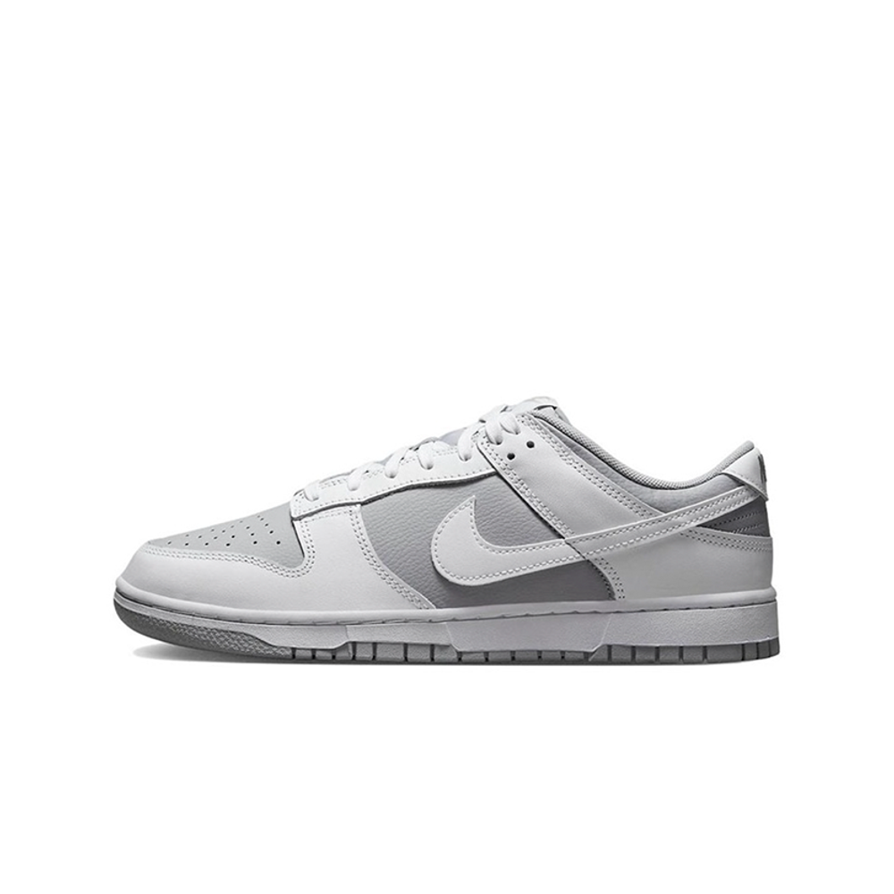 alt="Nike Dunk Low Retro White Grey HF5441-105 мужские кроссовки белые с серыми накладками вид сбоку на белом фоне"