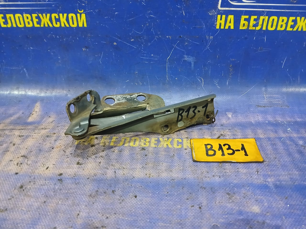 Петля капота правая NISSAN SUNNY 1990