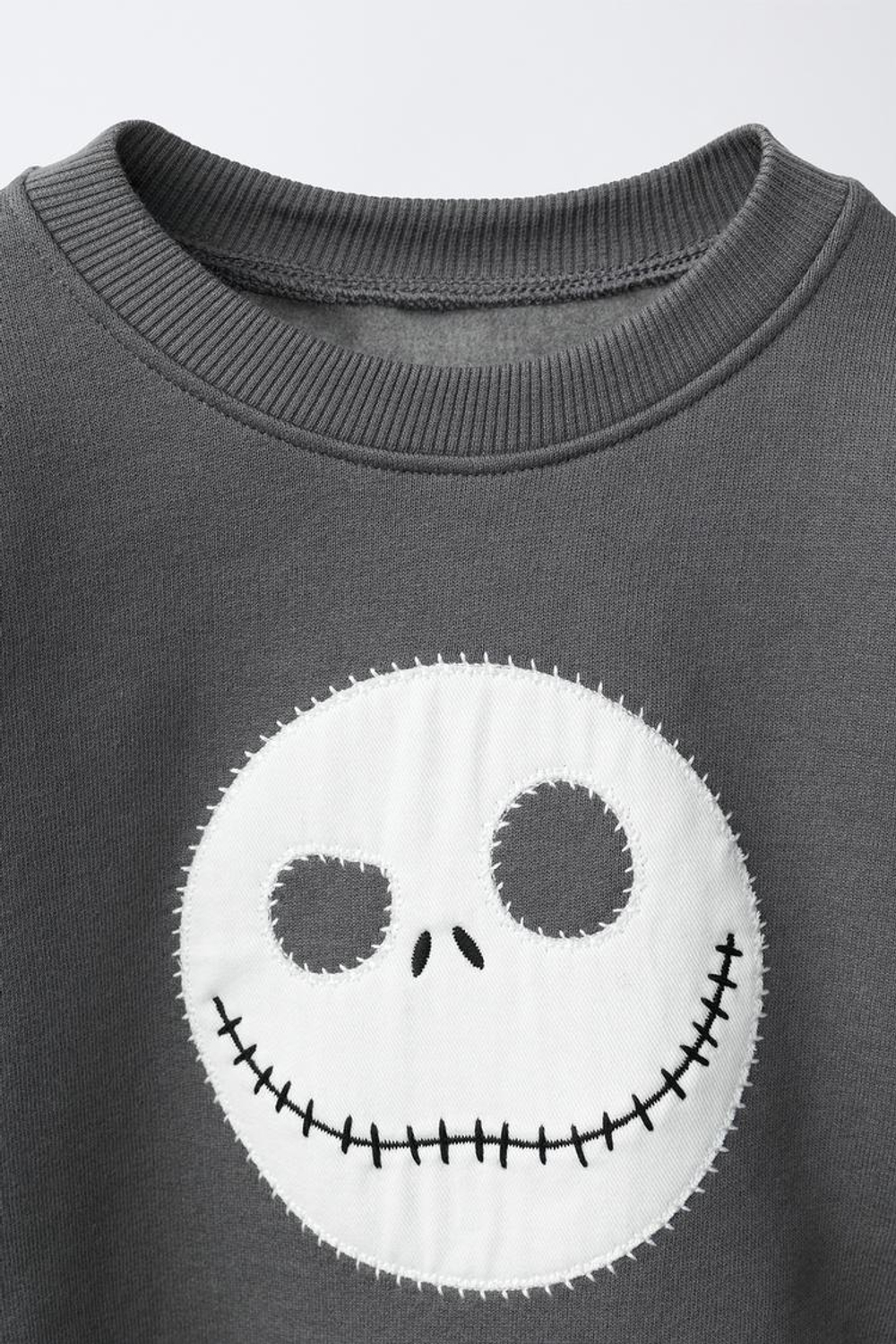ZARA ТОЛСТОВКА С ВЫШИВКОЙ THE NIGHTMARE BEFORE CHRISTMAS © DISNEY, ЧЕРНЫЙ